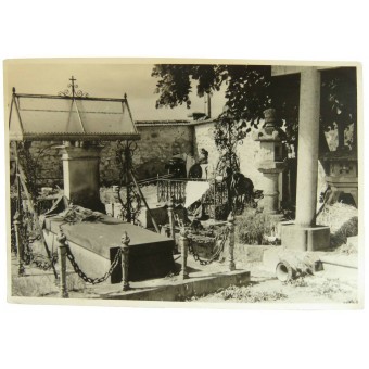 French gun in an ambush in the old cemetery wall. Espenlaub militaria